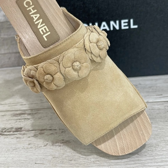 Chanel Camellia Flower Clog Beige Suede Calfskin Wooden Mules 2022 Size 39 EUC - Picture 11 of 16